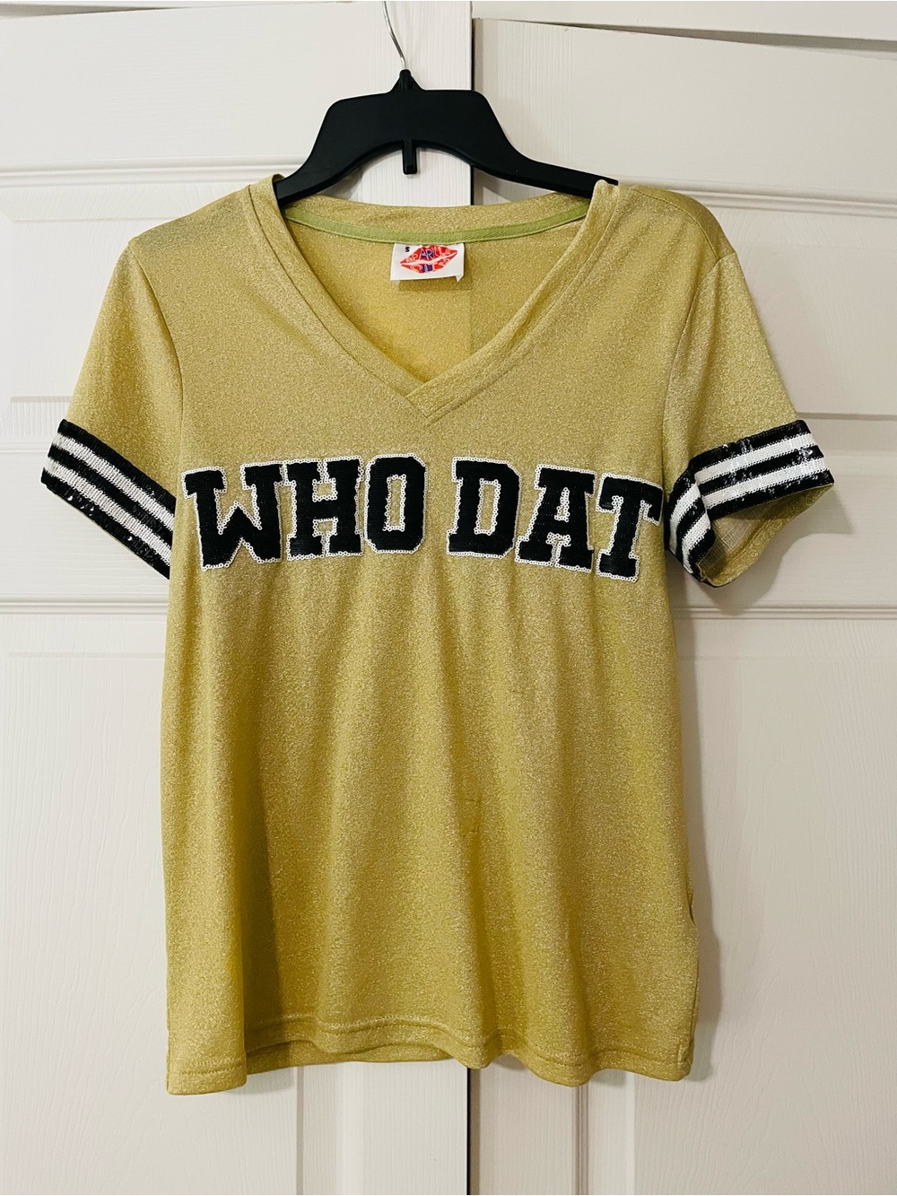 New Orleans Saints Sequin WHO DAT Short Sleeve V-Neck Tee in Gold